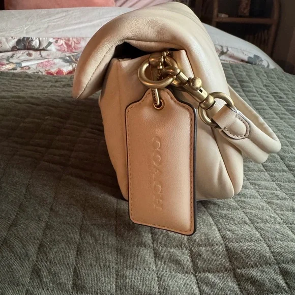 Coach Pillow Tabby 26 - Picture 5 of 11